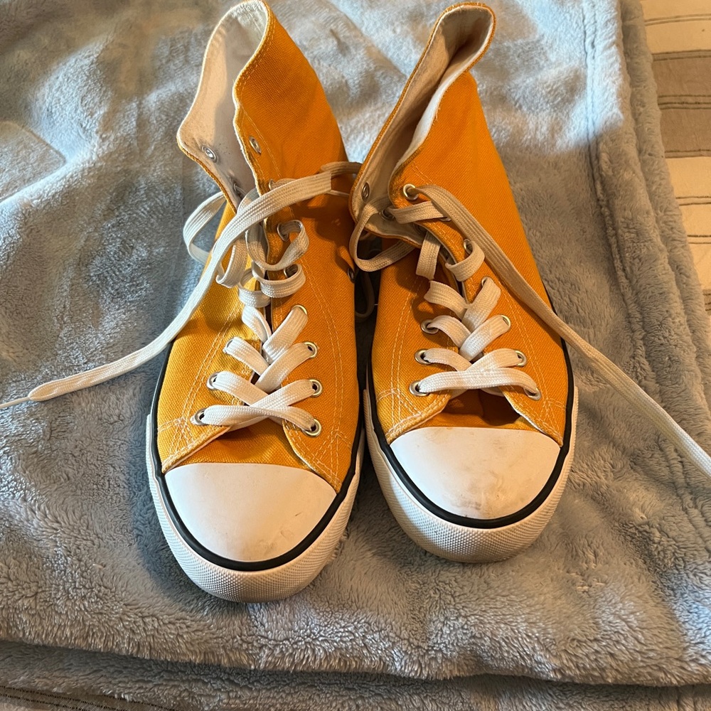 **AMAZON BASIC CHUCK STYLE SIZE 9.5